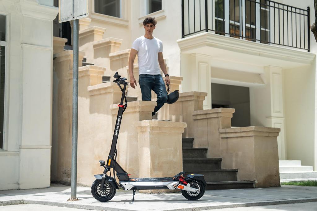 KuKirin M4 Max Elektroroller 800W Motor, 48V 18.2AH Batterie, 45 km/h Geschwindigkeit, 64 km Reichweite, 10-Zoll Reifen, IP54 E-Scooter