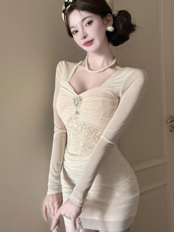 9496 Mesh Bodycon Minikleid mit tiefem Ausschnitt - Schlankmachender, Figurformender Stil