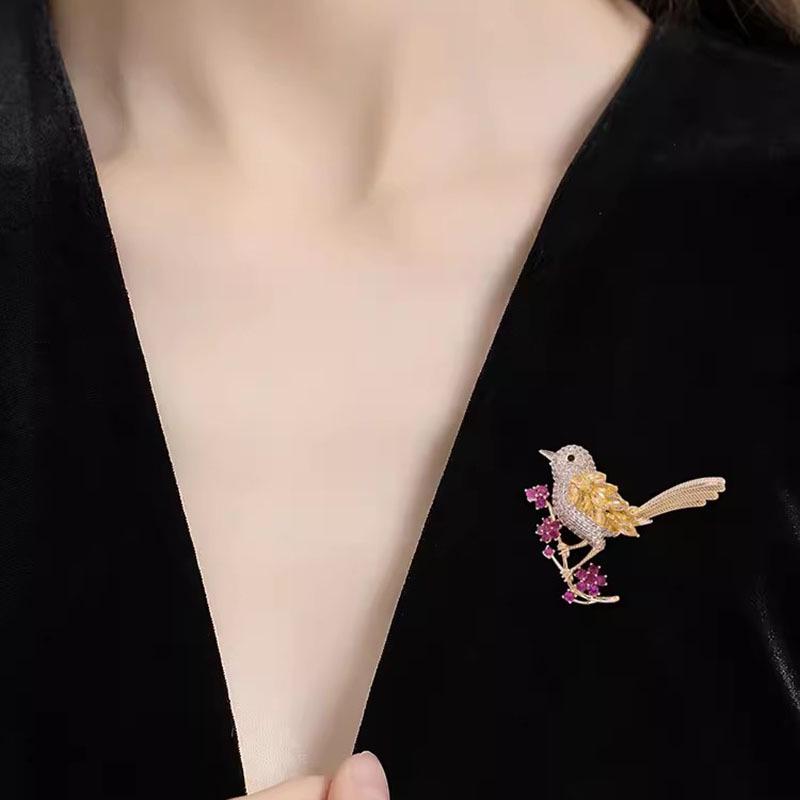 Koreanischer Stil Strass Vogel Brosche: Elegante Tier-Korsage für Damenanzug - Nischendesign