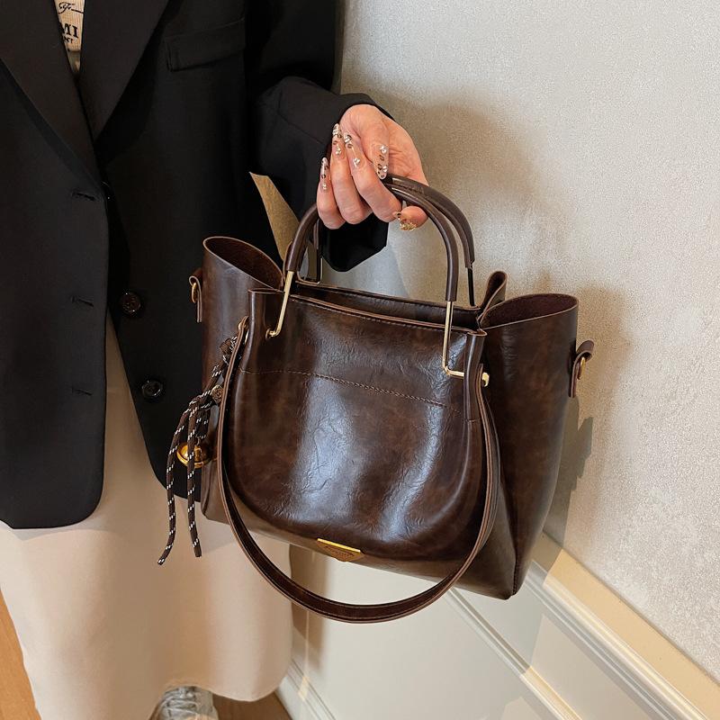 

Premium oil wax leather retro large-capacity bag women s 2025 new autumn and winter commuting shoulder crossbody bucket bag темно-коричневого