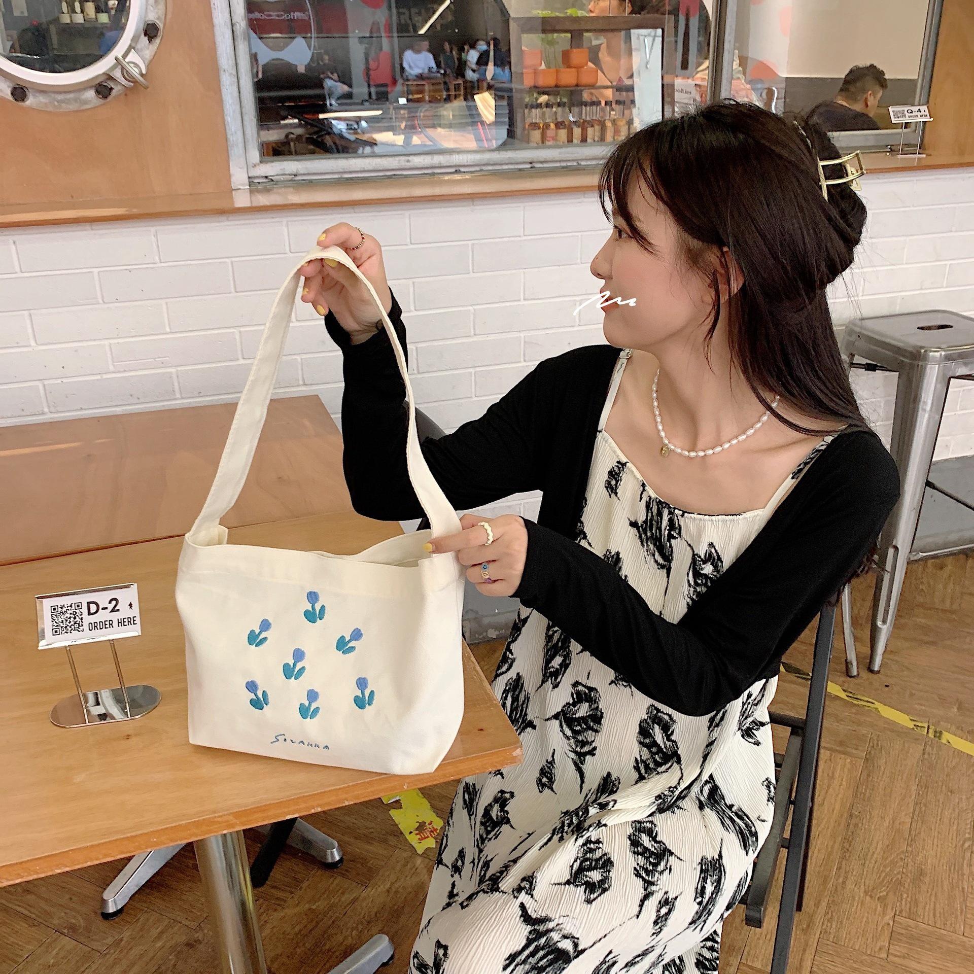 Холщовая сумка кроссбоди «Тюльпан»: Милая и универсальная сумка-тоут на одно плечо для студентов