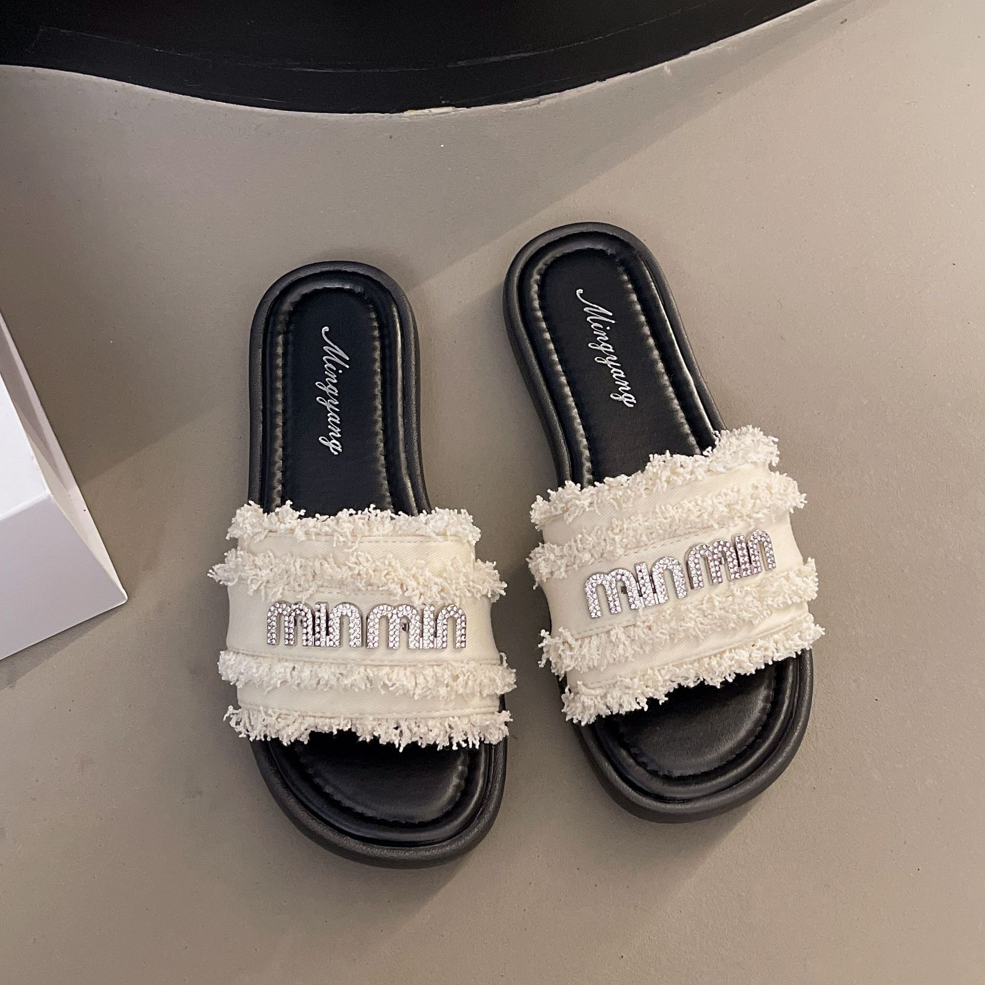 

Женские летние тапочки 2025 новая мода стразы односложные на плоской подошве пляжные сандалии 40 бежевый