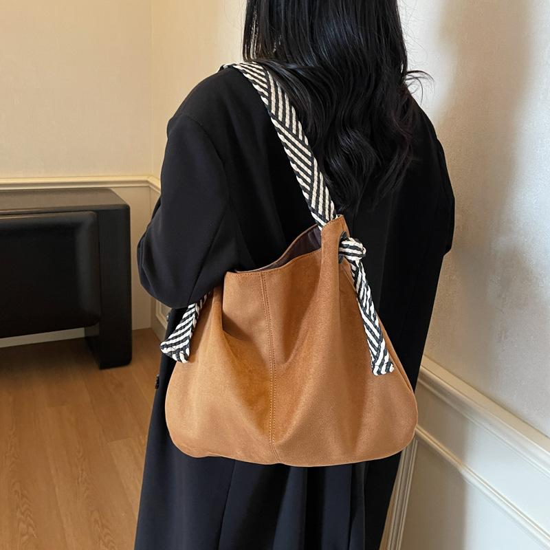 Autumn and winter retro high-value bag women's autumn niche fashion simple commuter shoulder bag bag
