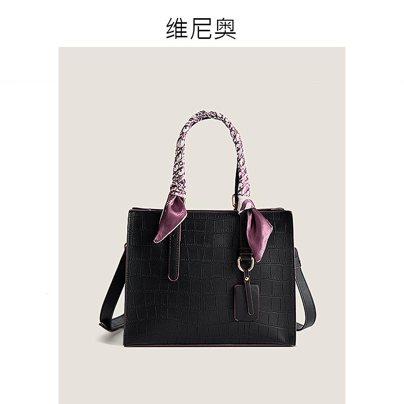 

Women s bag 2025 new commuter large-capacity handbag niche messenger bag free mother bag versatile middle-aged bag чорний