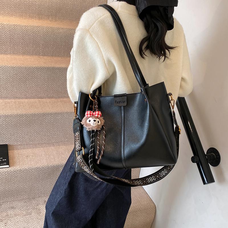 European and American retro large-capacity commuter tote bag 2025 new handbag texture wide shoulder strap messenger bag shoulder bag