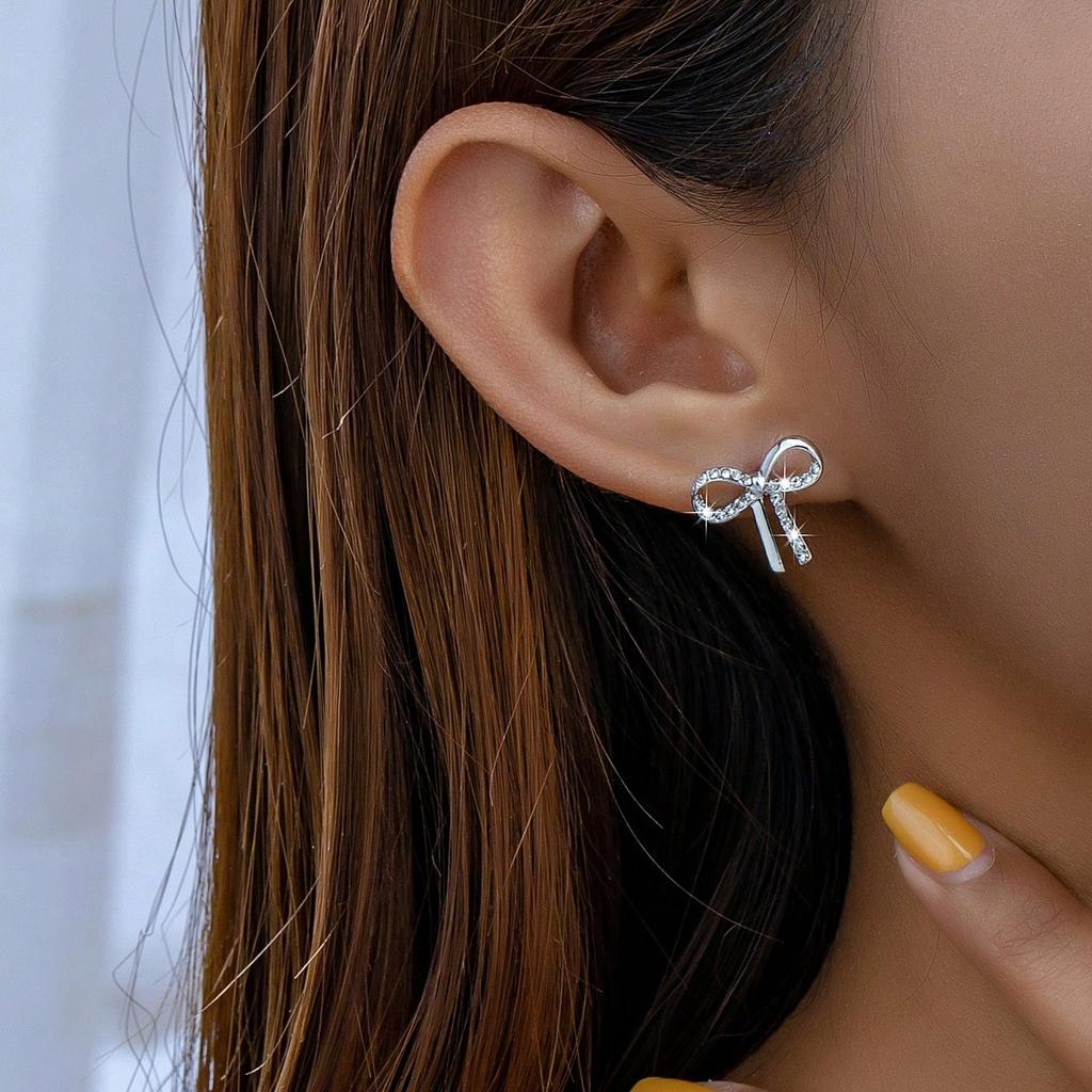 A Pair of Women's Fashionable Earrings, Simple and Elegant Zinc Alloy Earrings with Rhinestone Bowknots, Suitable for Daily Wear and Gift-Giving
