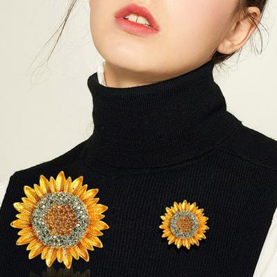 Funkelnde Sonnenblumen-Brosche, Outfit-Dekoration, Strass-Blumennadel, realistische, rostfreie Sonnenblumen-Blumennadel für Kleidung