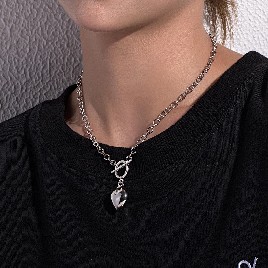 Europe, America, alloy three-dimensional peach heart pendant necklace women's simple and popular street T-buckle love necklace