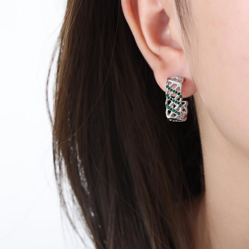 Baroque Czech Hollow Mesh Titanium Steel Earrings – Retro Metallic Statement Jewelry for Women