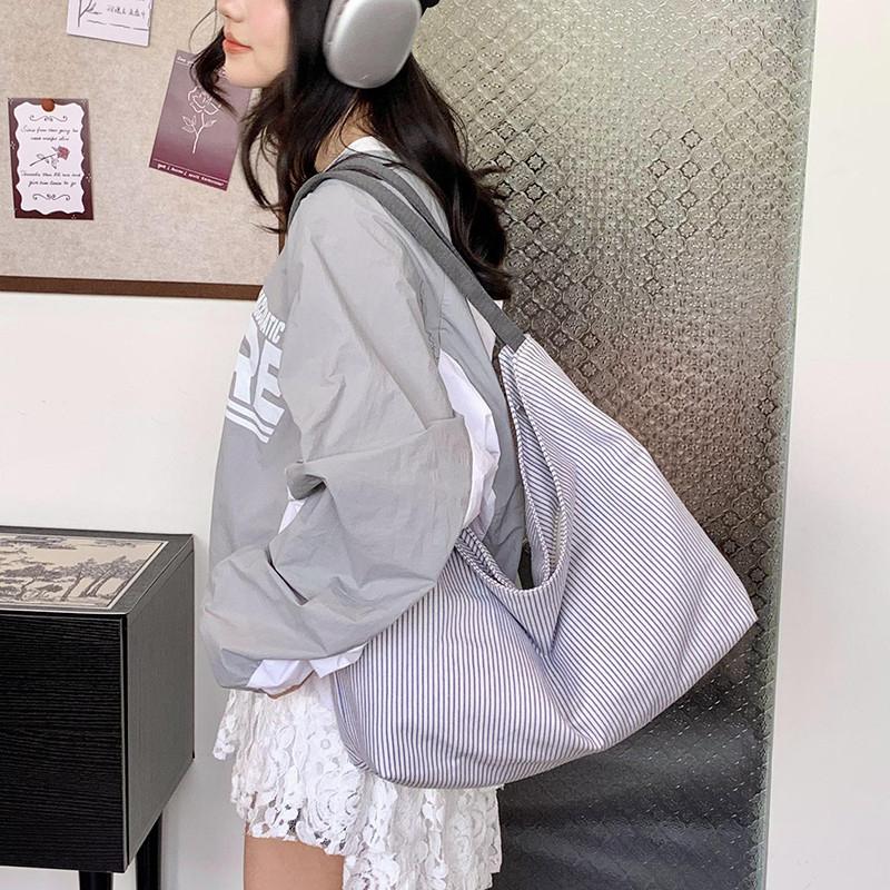 Simple striped canvas bag for women, large-capacity color-blocking tote bag, versatile commuter shoulder bag2026New Handbag