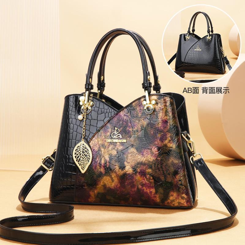 

Сумка 2025 лето новая легкая роскошная высококачественная текстура сумка для мамы среднего возраста большая вместимость портативная сумка-мессенджер