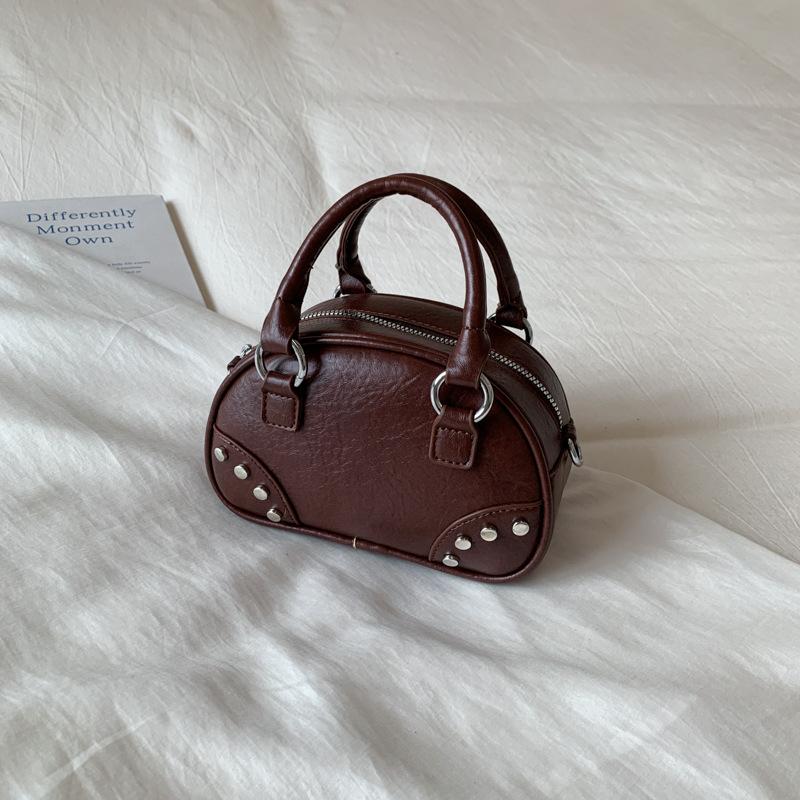 Korean version of simple retro foreign style portable bowling bag women's 2025 new niche design commuter shoulder messenger bag