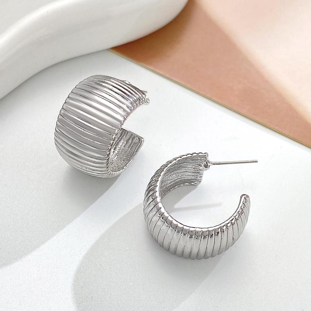 European & American Cold Style Metal Stud Earrings: Retro, High-End, Smooth Design with Personality Ear Cuffs
