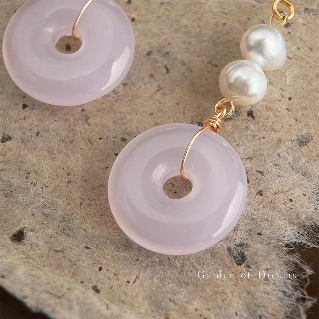 Różowe kolczyki z perłą słodkowodną z zapięciem typu "peace" - Styl retro, delikatny, słodki