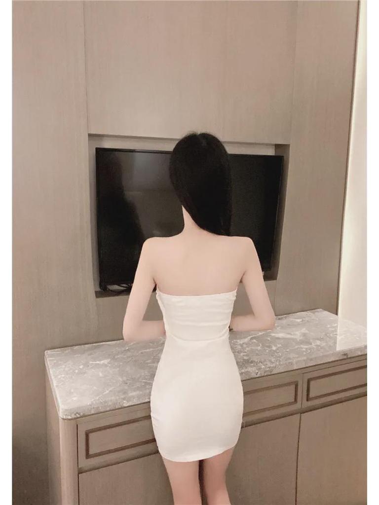 Příkopové tílko s odhalenými rameny Malé černé šaty s vycpávkami - Sexy letní oblečení do klubu