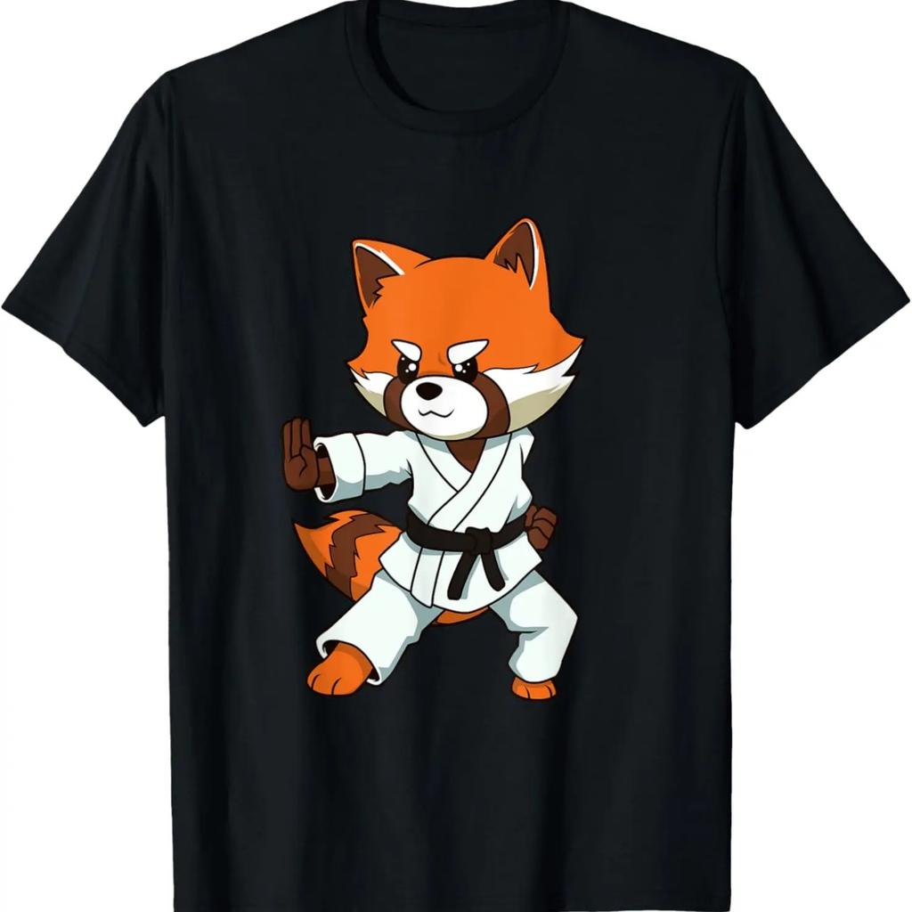 Een T-shirt met een stripfiguur: een rode panda die karate doet.