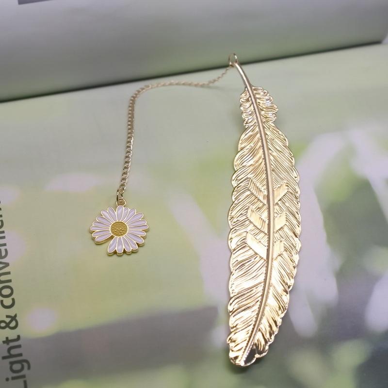 Creative Design Aesthetic Brass Bookmark for Book Retro Leaf Metal Book Tab with Pendant Set Cute Student Supplies Teacher Gift