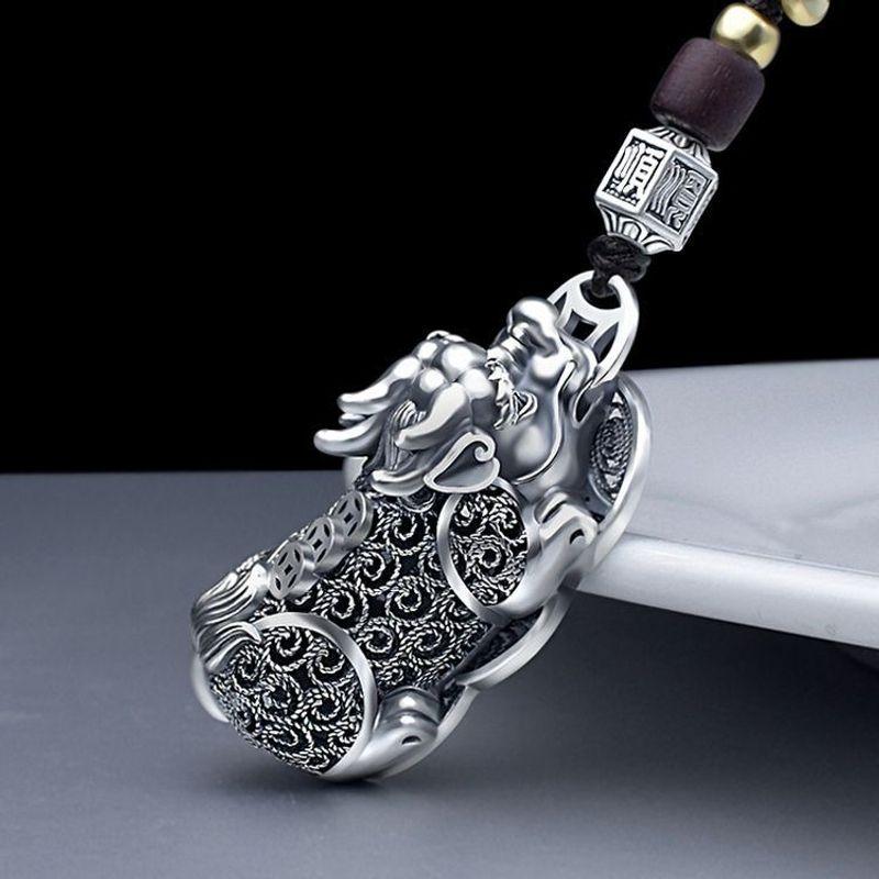 

Брелок Пиксю из стерлингового серебра 999 пробы, символ удачи, высококлассный подвес для интерьера автомобиля, стильный ретро креативный орнамент для мужчин и женщин Pi Xiu Pendant (with Bead Key Rope) + Ping An Card