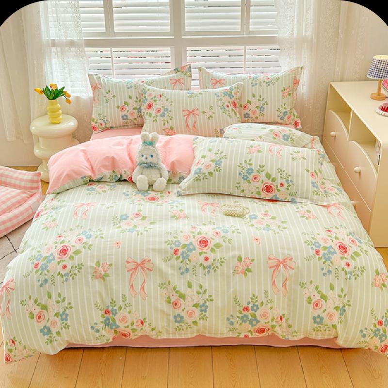 

Grace All-Season Lightweight Floral Quilt