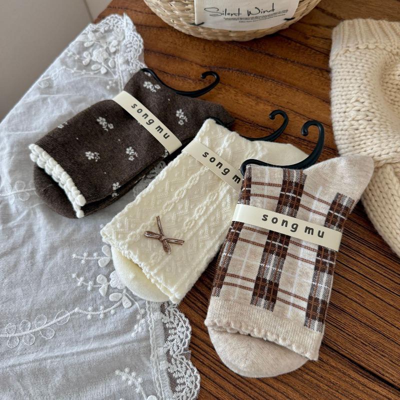 Retro and Artistic Checkered Wooden Mid-calf Socks with Lace for Women, Cute School Style