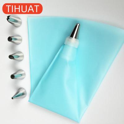 Set - Pastry Bag and Nozzles for It