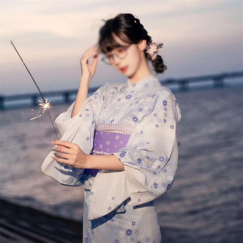Dámské japonské kimono a yukata šaty pro formální fotografování