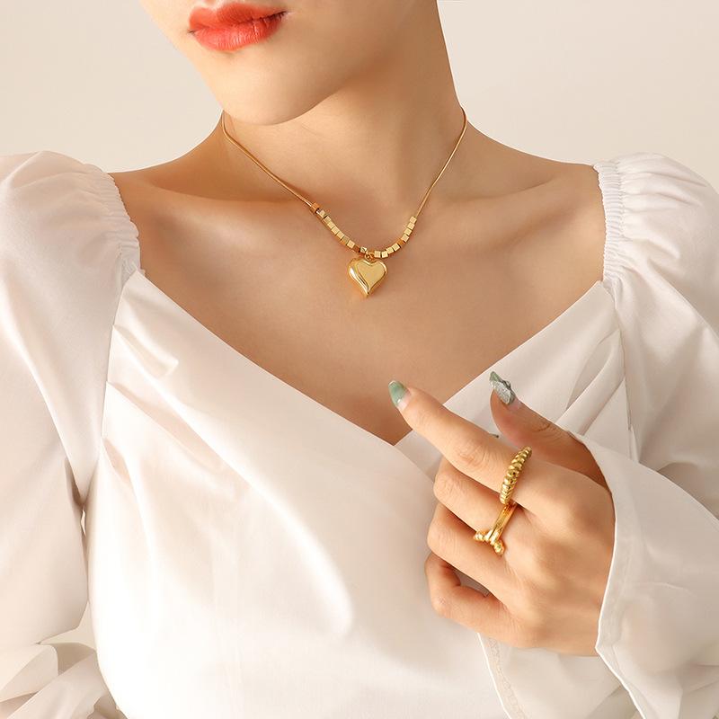 Korean New Trendy Love Snake Bone Chain Women'S High Sense Versatile Niche Design Peach Heart Pendant Necklace