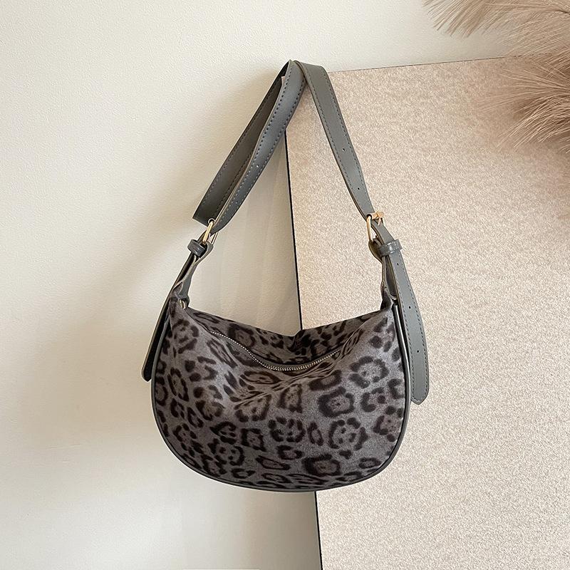 

Super fire niche leopard print bag women s 2025 new autumn and winter popular versatile messenger bag single shoulder underarm dumpling bag чорний
