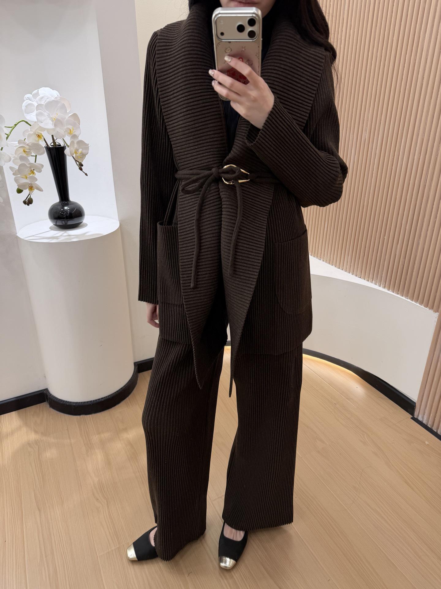 

Miyake Pleats A/W Cinched Cardigan & Wide-Leg Pants Set Pants кофейный