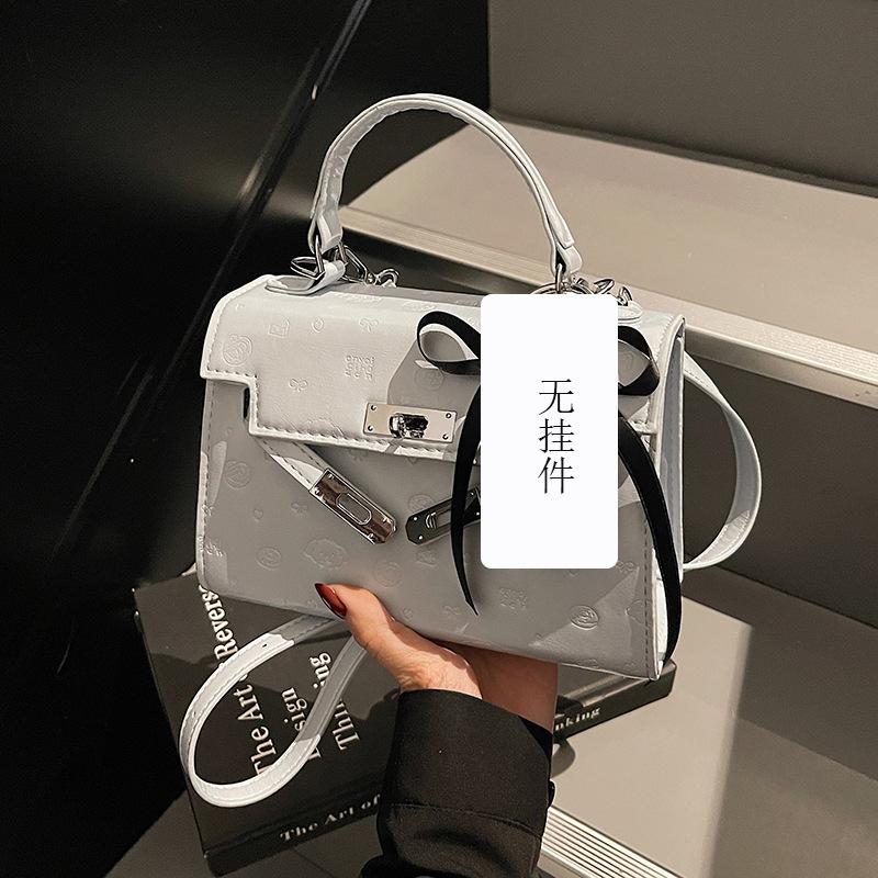 

Оптовая нишевая дизайнерская сумка женская 2025 новая осенне-зимняя универсальная на плечо корейская версия сумка-мессенджер для通勤 синий