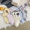 Calzini da donna a tubo in cotone puro con bordo arrotolato e bordo in legno a tema cartoni animati per la primavera e l'autunno