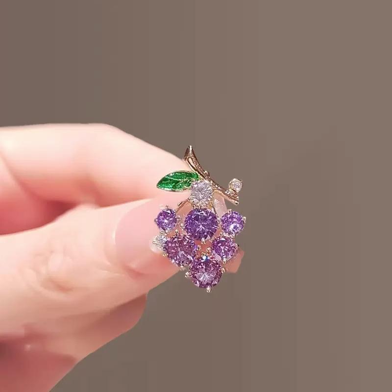 

Purple Grape Brooch: Elegant & Versatile Lapel Pin for Women s Suits