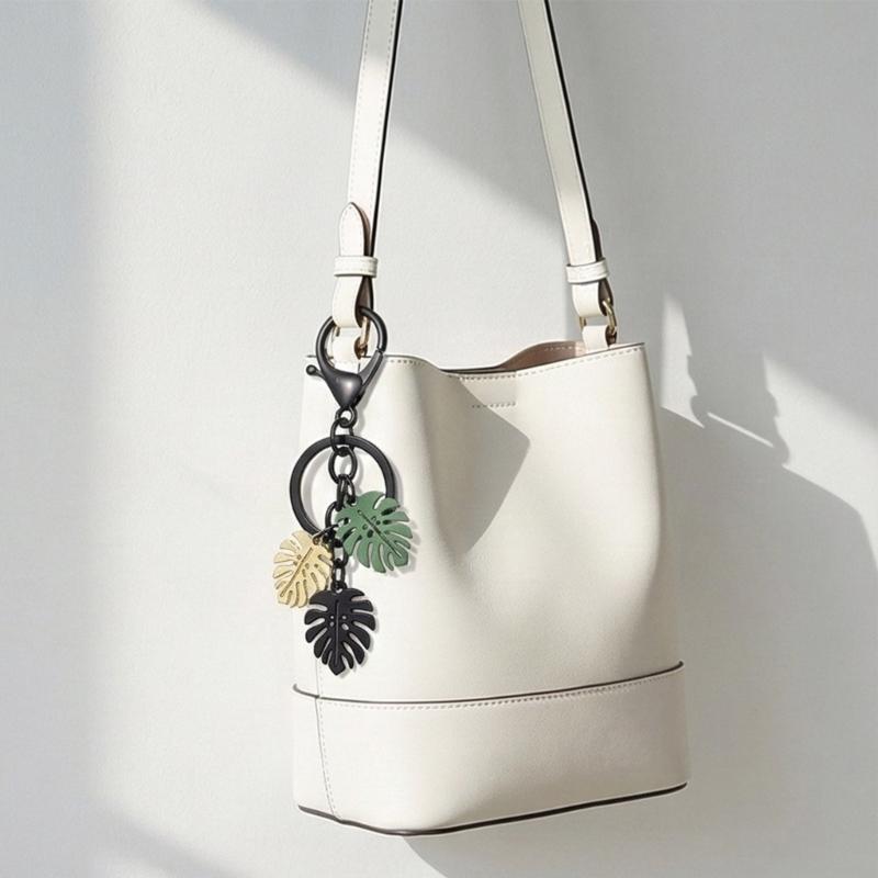 Ergonomic Leaves Keychain Fashion Leaves Key Pendant Alloy Texture Suitable for Girls Woman Fashion Lover Present