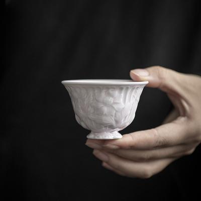 Handgefertigte reliefierte Pfingstrosen-Teetasse, Kung-Fu-Teeset persönliche spezielle Einzelbecher Meistertasse Keramiktasse
