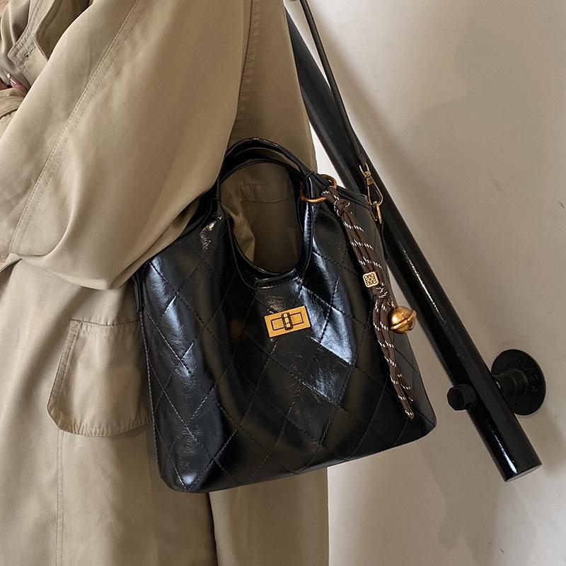 Popular Hot-selling Niche High-end Diamond Embroidery Thread Portable Bucket Bag Commuter Versatile Oil Wax Leather Messenger Women's Bag