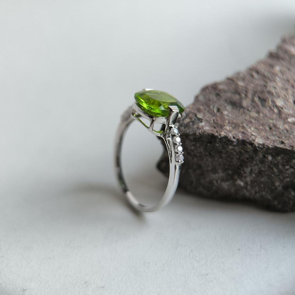 Silver Ring with Chrysolite, Product Weight 2.18 Gr (60002165)