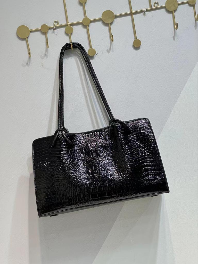 Crocodile Pattern Leather Tote: 2025 Large Capacity Handbag, Single Shoulder or Underarm Bag for Women.