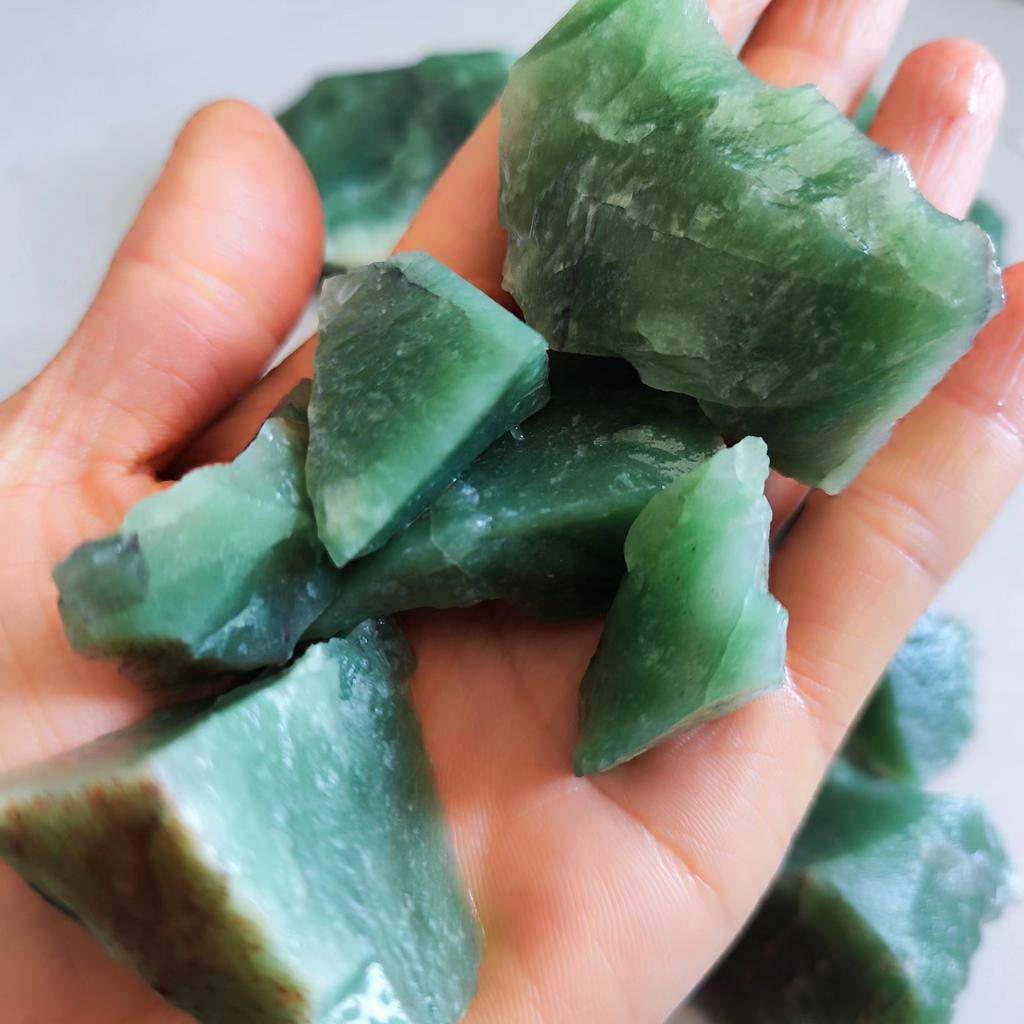 Natürlicher Jadestein, Dulong-Jade, grüner Jadeit, Rohstein, Mineralien, Schmuckherstellung, Kristallstein, Heimdekorationsstein