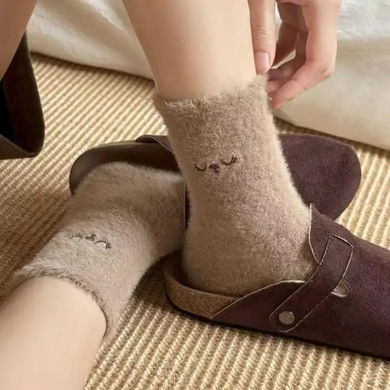 4 Pairs of Thick and Warm Cartoon Animal Bow Pattern Mid Tube Socks for Women in Autumn and Winter Suitable for Indoor Home Wear