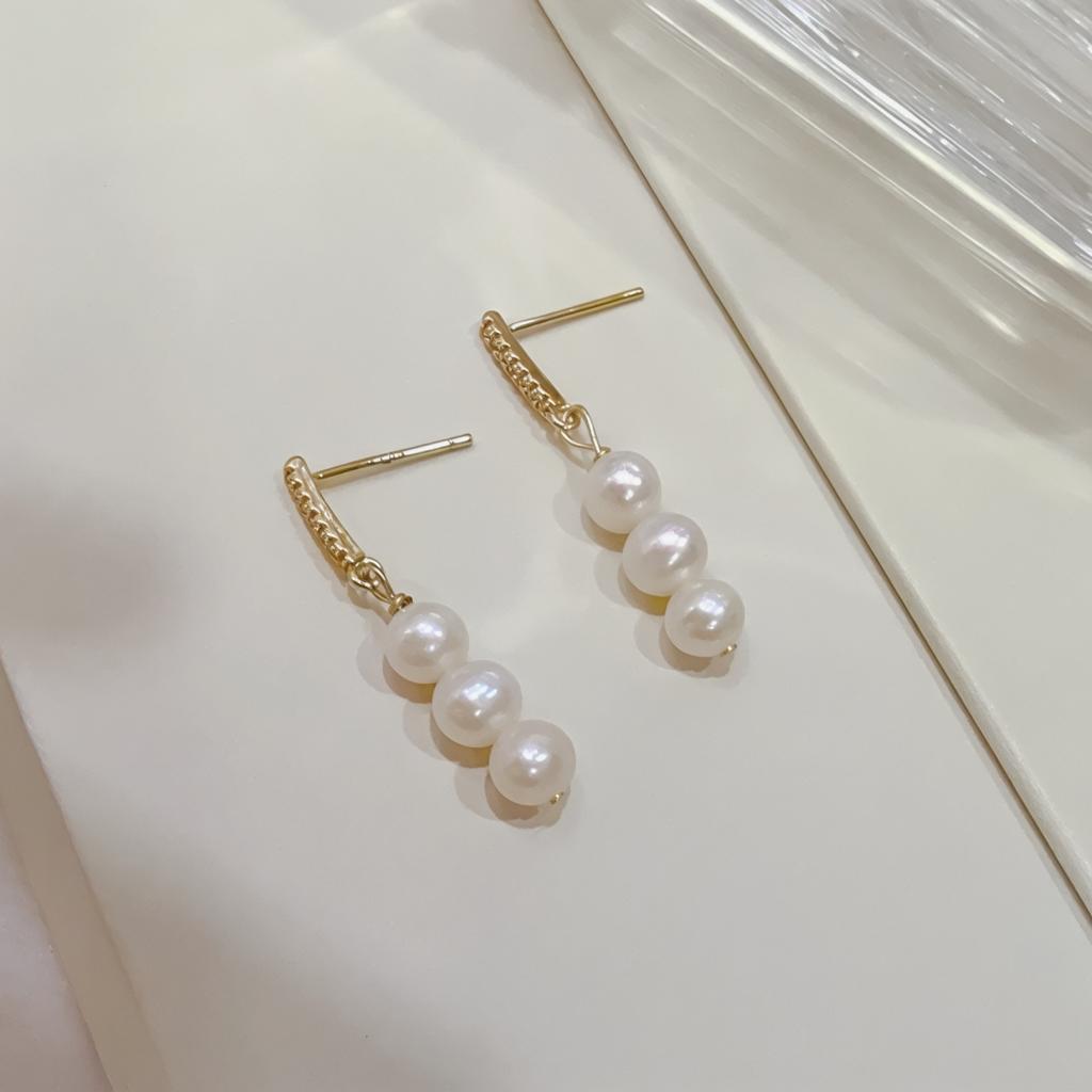 Simple natural freshwater three-bead pearl earrings, silver needle stud earrings ins trendy fashion light luxury niche design earrings