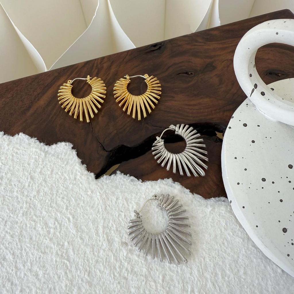 Exquisite Heart-Shaped Earrings: Unique, High-End Ethnic Style with an Exaggerated Design for a Luxurious Touch.