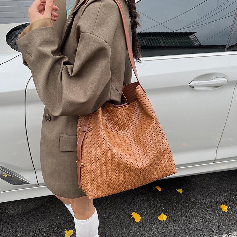 2025 Autumn/Winter Retro Woven Texture Large Capacity Tote: Versatile Casual Shoulder Bucket Bag