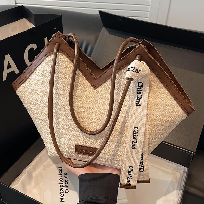 Woven straw bag women's large capacity 2025 new summer portable shoulder bag seaside satchel commuter tote bag