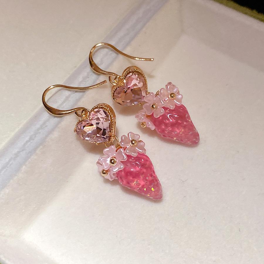 

Diamond love strawberry pendant ear hook retro sweet temperament earrings light luxury high sense earrings design sense