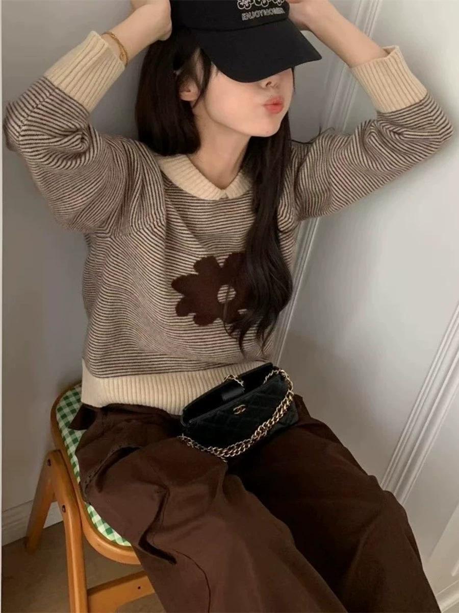

Korean Retro Floral Jacquard Pullover Sweater, Women s Autumn/Winter 2025, Versatile Loose Knit with Fine Stripes. One size fits all (80-135kg) абрикосовий