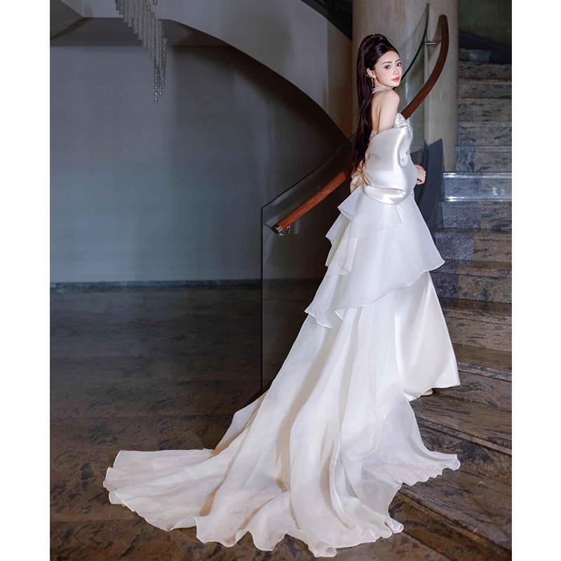 Elegantní saténové svatební šaty bez ramínek, střihu rybího ocasu, s vlečkou pro nevěstinu recepci nebo zásnubní hostinu.