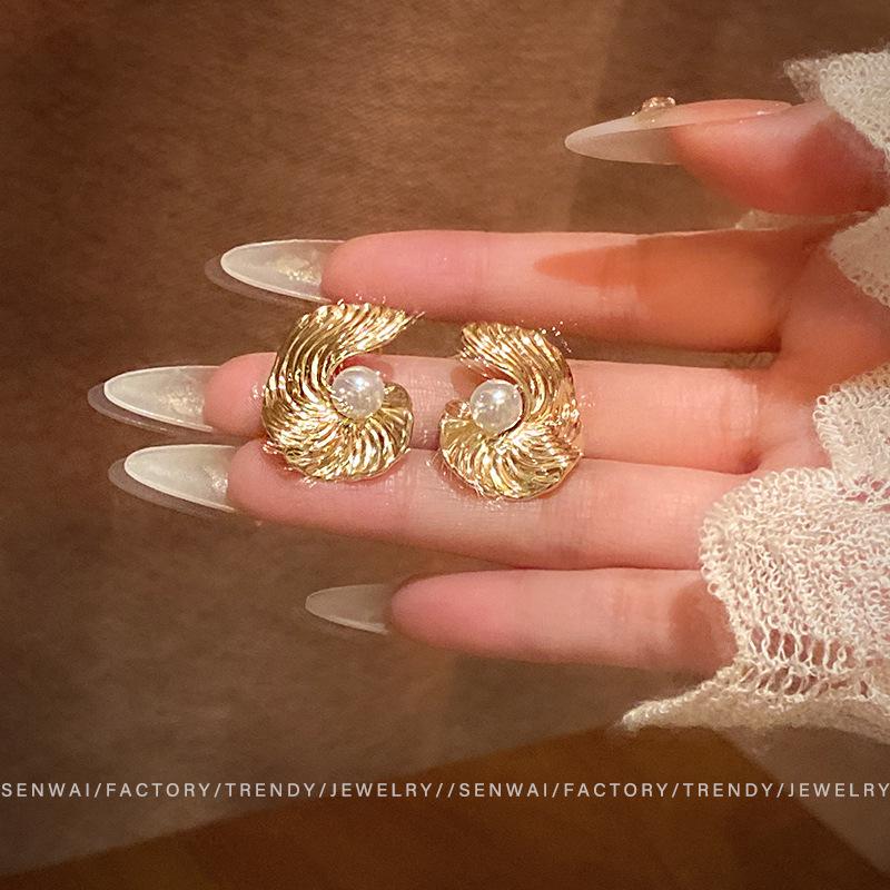 Стильные неправильные металлические текстурированные жемчужные серьги-гвоздики Женский дизайн Серьги Персонализированные Уши