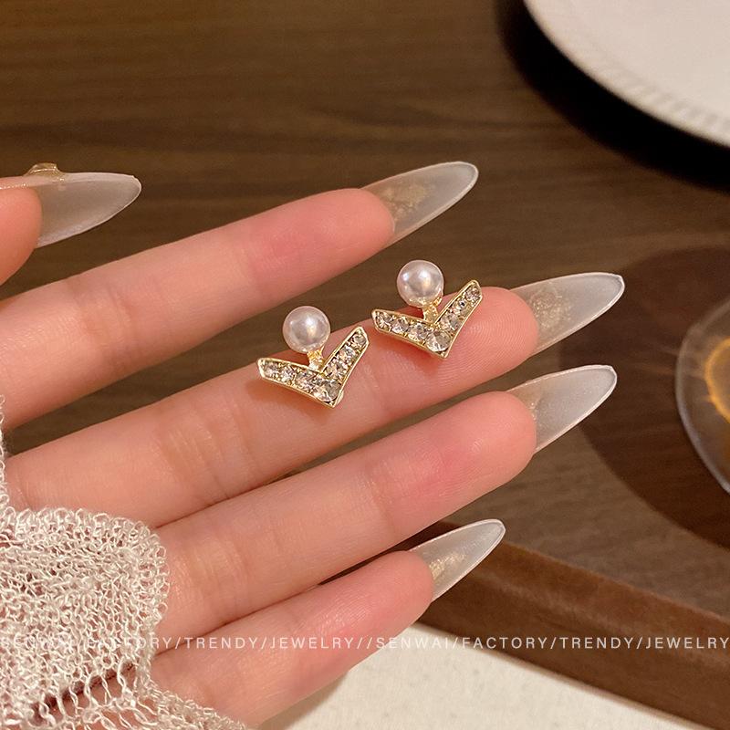 Flash diamond V-shaped pearl stud earrings light luxury, high-end sense, exquisite celebrity earrings of the same style, small temperament earrings.