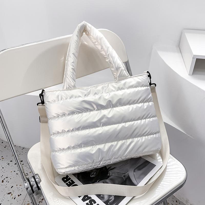 Damevesker med fluffy dun mote vatterte håndvesker for kvinner Ensfarget luksus designer skuldervesker kvinner