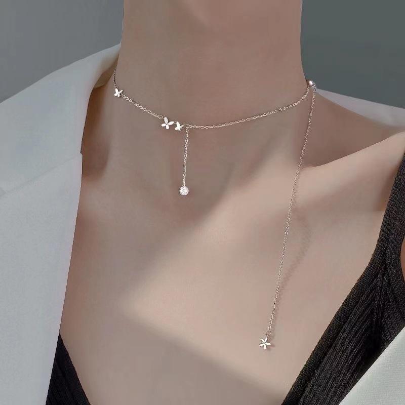 

Модное колье-чокер с бабочкой и бриллиантовым цветком и кисточкой